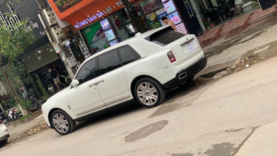 Rolls-Royce Cullinan c&oacute; mặt tr&ecirc;n đường phố Th&aacute;i Nguy&ecirc;n với tờ giấy d&aacute;n ph&iacute;a sau l&agrave; biển số tạm