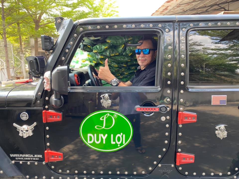 Ông Lâm Tấn Lợi lái xe Jeep Wrangler Unlimited Sport độ sừng cực dị đi giao 1.000 võng xếp để các mạnh thường quân trao tặng cho các chiến sĩ biên phòng Ông Lâm Tấn Lợi lái xe Jeep Wrangler Unlimited Sport độ sừng cực dị đi giao 1.000 võng xếp để các mạnh thường quân trao tặng cho các chiến sĩ biên phòng