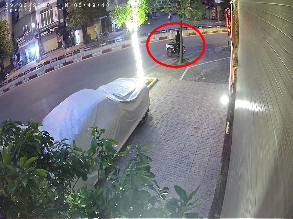 Và nhanh chóng chạy ra chiếc xe máy của đồng đội đang chờ