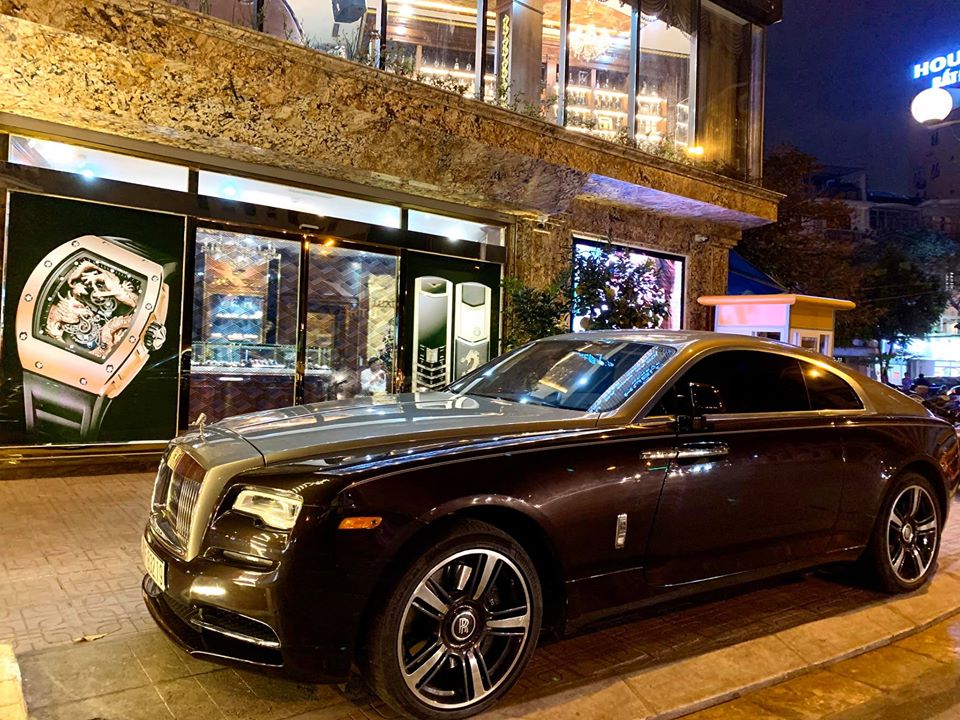 Chiếc xe Rolls-Royce Wraith bị trộm logo bánh xe thuộc phiên bản Series I nhưng đã được chủ nhân độ lại đầu xe của Rolls-Royce Wraith Series II