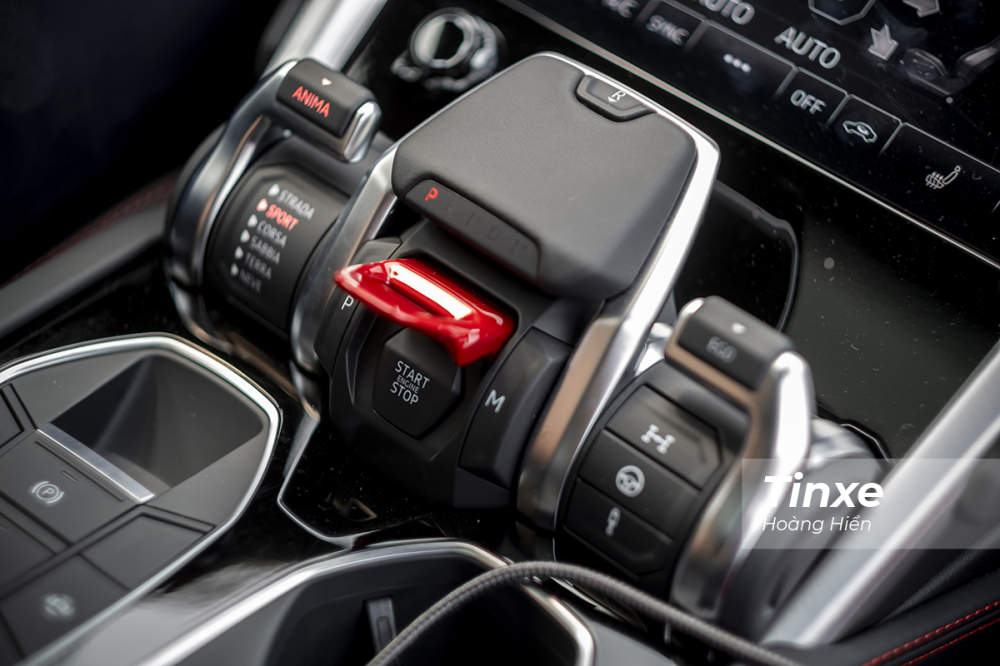 Cần số trung tâm của Lamborghini chỉ có 3 cấp số là P, R và M. Cần số trung tâm của Lamborghini chỉ có 3 cấp số là P, R và M.