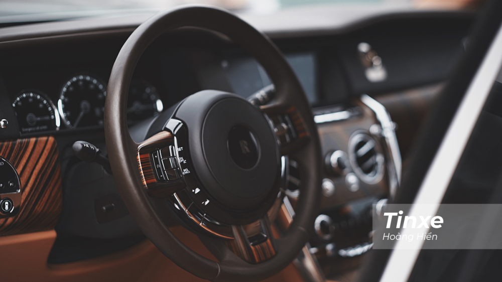 Vô-lăng nhẹ nhưng rất tinh tế của Rolls-Royce Cullinan chắc chắn sẽ thuyết phục bất kỳ ai đang muốn tìm kiếm một chiếc xe vừa êm ái, vừa rộng rãi, lại dễ vận hành. Vô-lăng nhẹ nhưng rất tinh tế của Rolls-Royce Cullinan chắc chắn sẽ thuyết phục bất kỳ ai đang muốn tìm kiếm một chiếc xe vừa êm ái, vừa rộng rãi, lại dễ vận hành.