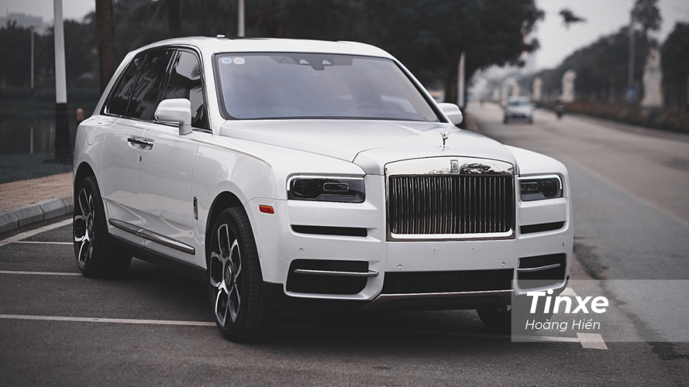 Rolls-Royce Cullinan mang cảm giác lái êm ái, yên tĩnh và dễ vận hành. Rolls-Royce Cullinan mang cảm giác lái êm ái, yên tĩnh và dễ vận hành.