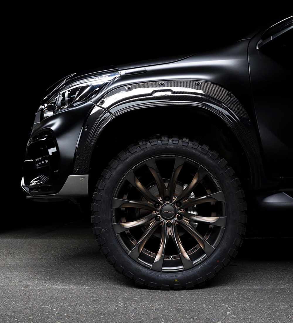 Cận cảnh bánh xe Toyota Hilux Black Bison Edition Cận cảnh bánh xe Toyota Hilux Black Bison Edition