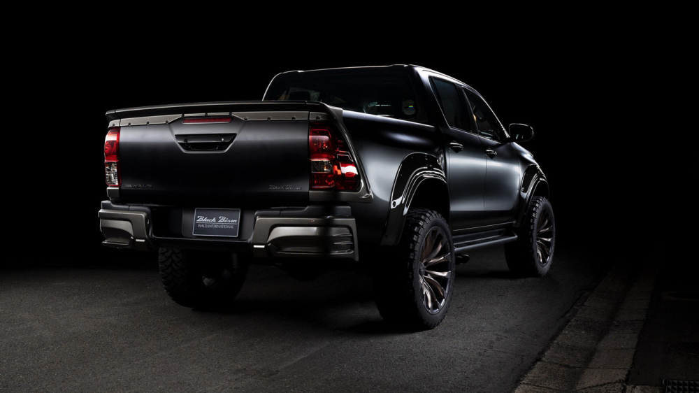 Phía sau của Toyota Hilux Black Bison Edition Phía sau của Toyota Hilux Black Bison Edition