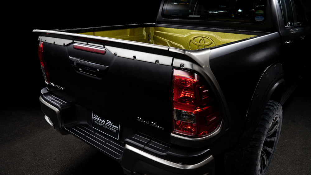 Cận cảnh phía đuôi xe Toyota Hilux Black Bison Edition Cận cảnh phía đuôi xe Toyota Hilux Black Bison Edition