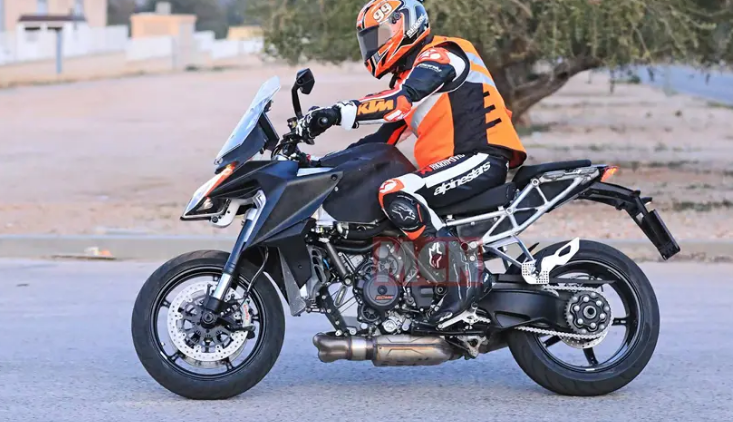 Hình ảnh được chụp lại trên đường thử nghiệm của KTM Super Duke GT 2021
