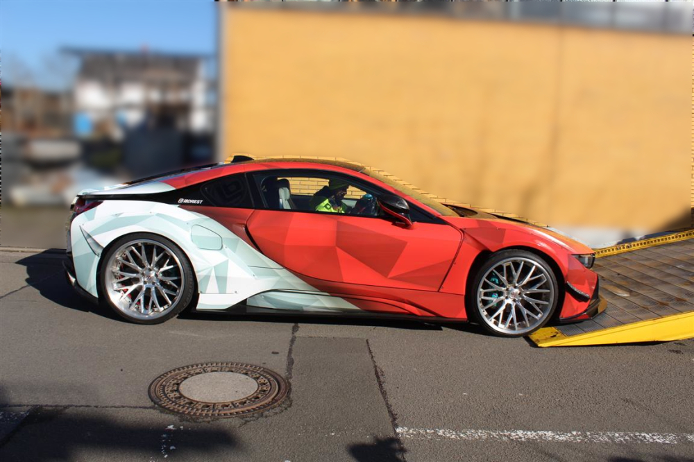 Gầm xe qu&aacute; thấp khiến việc đưa chiếc BMW i8 n&agrave;y l&ecirc;n xe cứu hộ gặp nhiều kh&oacute; khăn
