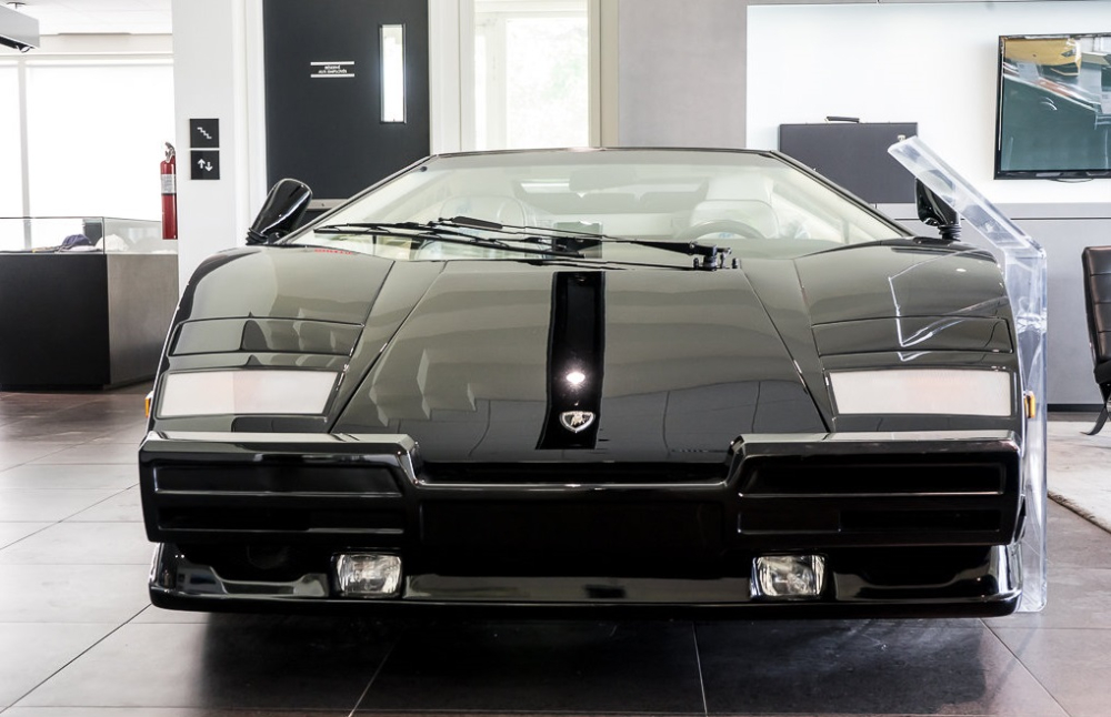 Để đ&aacute;p ứng quy định về an to&agrave;n tại Mỹ, chiếc Lamborghini Countach c&ograve;n c&oacute; cản trước ri&ecirc;ng