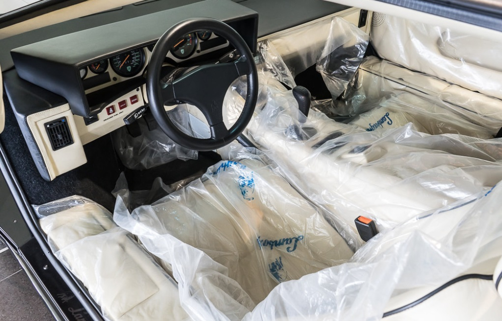 Nội thất bọc da m&agrave;u trắng kem phối đen của chiếc Lamborghini Countach