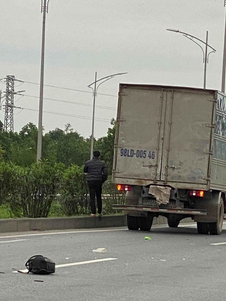 Chiếc ô tô tải tại hiện trường vụ tai nạn
