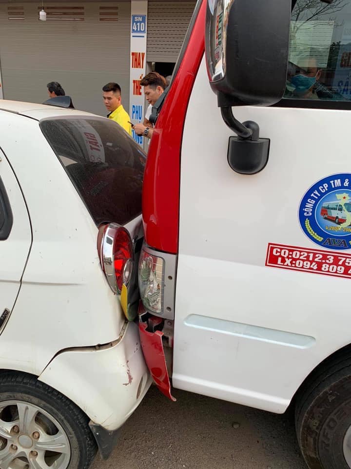 Cả chiếc xe kh&aacute;ch lẫn &ocirc; t&ocirc; con đang đỗ đều bị hỏng
