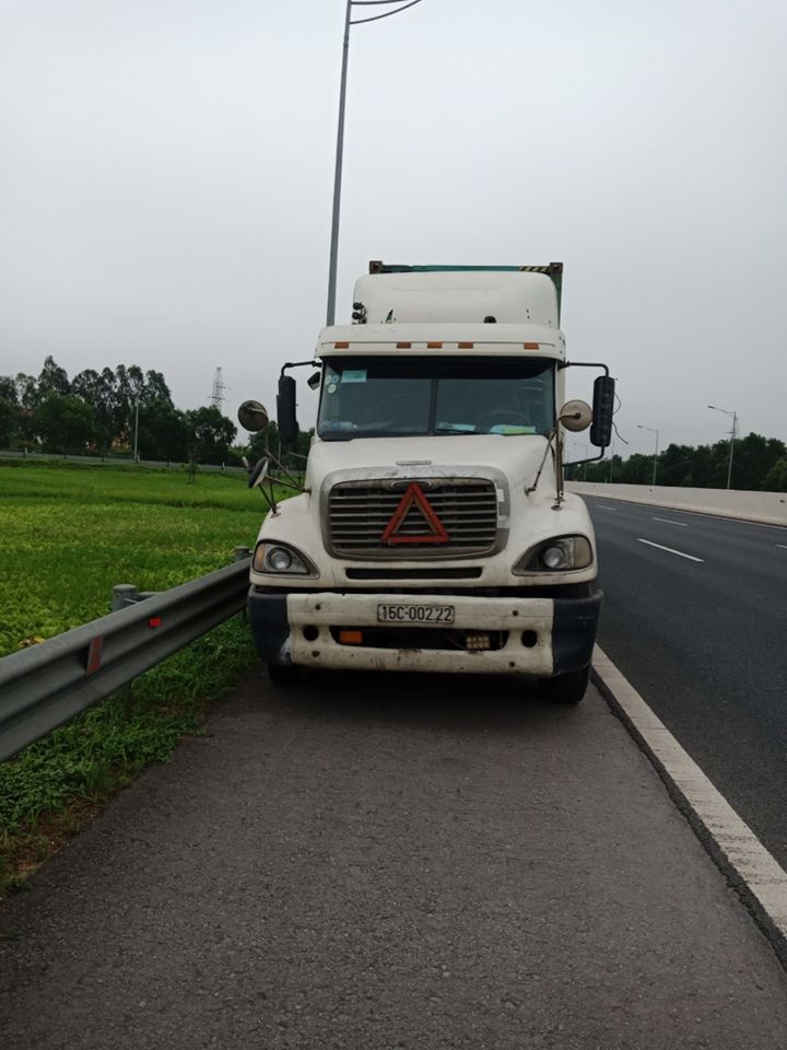 Chiếc xe container đi lùi trên cao tốc Hà Nội - Hải Phòng
