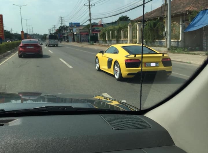 Si&ecirc;u xe Audi R8 V10 PLus m&agrave;u v&agrave;ng chanh tr&ecirc;n đường phố với biển 93A của tỉnh B&igrave;nh Phước