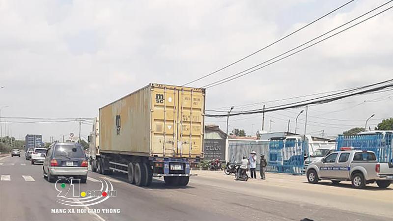 Hiện trường vụ va chạm giao thông giữa xe máy và xe container trên Quốc lộ 51 vào chiều qua