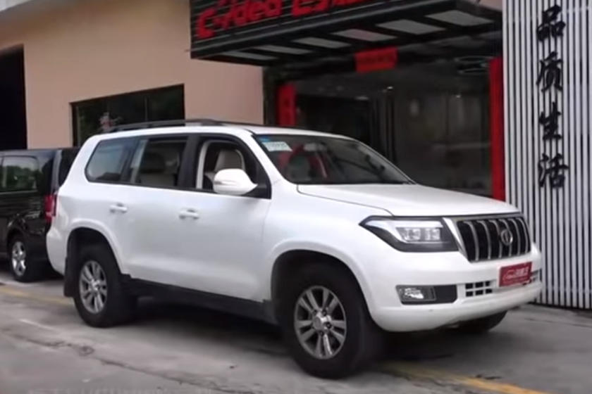 Hengtian L4600 c&oacute; thiết kế kh&aacute; giống với Toyota Land Cruiser