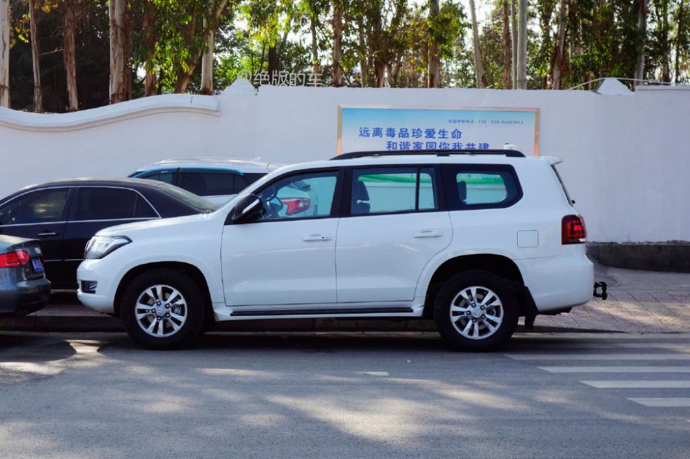 Hengtian L4600 d&agrave;i v&agrave; rộng hơn cả Toyota Land Cruiser