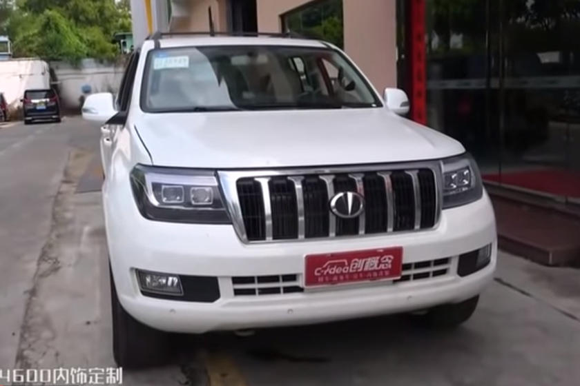Hengtian L4600 c&oacute; thiết kế lưới tản nhiệt kh&aacute;c với Toyota Land Cruiser