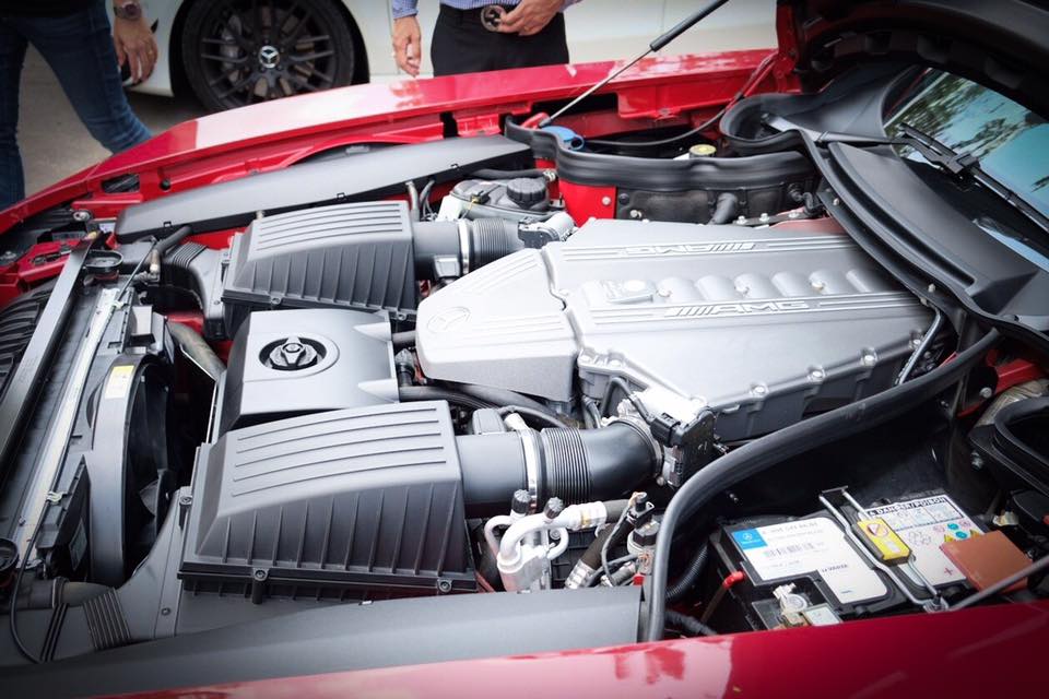 Không chỉ giảm cân, hãng xe Mercedes-Benz còn cải tiến khối động cơ V8, dung tích 6.2 lít của bản tiêu chuẩn nhằm giúp phiên bản SLS AMG Black Series có công suất cực đại 622 mã lực, tăng thêm 39 mã lực so với bản tiêu chuẩn. Động cơ trên kết hợp cùng hộp số tự động 7 cấp tốc độ ly hợp kép. Không chỉ giảm cân, hãng xe Mercedes-Benz còn cải tiến khối động cơ V8, dung tích 6.2 lít của bản tiêu chuẩn nhằm giúp phiên bản SLS AMG Black Series có công suất cực đại 622 mã lực, tăng thêm 39 mã lực so với bản tiêu chuẩn. Động cơ trên kết hợp cùng hộp số tự động 7 cấp tốc độ ly hợp kép.