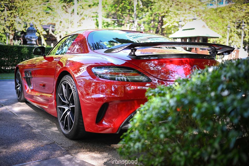 Chiếc siêu xe Mercedes-Benz SLS AMG Black Series duy nhất tại Thái Lan được tắm trong màu sơn đỏ rực rất nổi bật và đẹp mắt. Màu sơn này là bộ áo nguyên bản của 1 trong 2 chiếc Mercedes-Benz SLS AMG tiêu chuẩn đang có mặt trong garage của ông Đặng Lê Nguyên Vũ. Chiếc siêu xe Mercedes-Benz SLS AMG Black Series duy nhất tại Thái Lan được tắm trong màu sơn đỏ rực rất nổi bật và đẹp mắt. Màu sơn này là bộ áo nguyên bản của 1 trong 2 chiếc Mercedes-Benz SLS AMG tiêu chuẩn đang có mặt trong garage của ông Đặng Lê Nguyên Vũ.