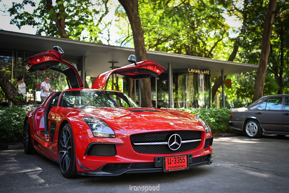 Khá thú vị là một chiếc siêu xe Mercedes-Benz SLS AMG Black Series có tay lái nằm bên phải duy nhất ở châu Á này đã về tay một đại gia ở Đông Nam Á. Chiếc Mercedes-Benz SLS AMG Black Series này mang màu đỏ và hiện đang cư trú ở Thái Lan. Chính vì thế, hình ảnh chiếc Mercedes-Benz SLS AMG Black Series xuất hiện tại Thái Lan có thể khiến Chủ tịch Trung Nguyên phát thèm. Khá thú vị là một chiếc siêu xe Mercedes-Benz SLS AMG Black Series có tay lái nằm bên phải duy nhất ở châu Á này đã về tay một đại gia ở Đông Nam Á. Chiếc Mercedes-Benz SLS AMG Black Series này mang màu đỏ và hiện đang cư trú ở Thái Lan. Chính vì thế, hình ảnh chiếc Mercedes-Benz SLS AMG Black Series xuất hiện tại Thái Lan có thể khiến Chủ tịch Trung Nguyên phát thèm.