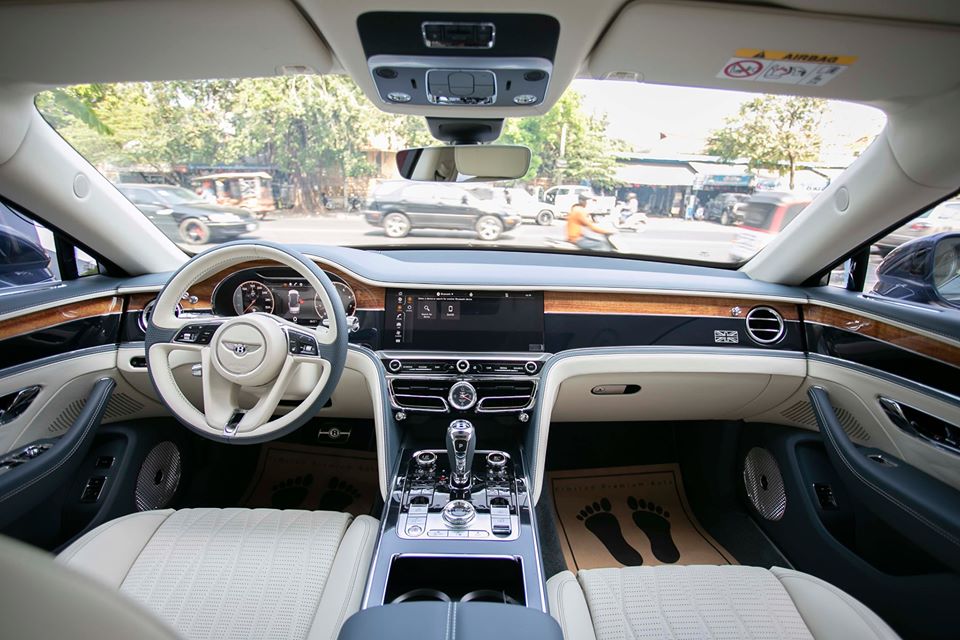 Nội thất của Bentley Flying Spur First Edition 2020 cũng mang vẻ qu&yacute; tộc nhất thường chỉ được trang bị t&ugrave;y chọn cho Bentley Flying Spur 2020 bản ti&ecirc;u chuẩn. M&agrave;n h&igrave;nh xoay Bentley Rotating Display của hệ thống th&ocirc;ng tin giải tr&iacute; v&agrave; g&oacute;i an to&agrave;n Touring Specification.
