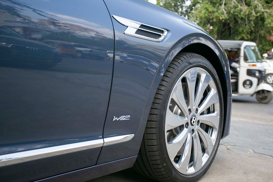  Đ&aacute;ng tiếc l&agrave; động cơ của Bentley Flying Spur First Edition 2020 kh&ocirc;ng c&oacute; g&igrave; kh&aacute;c so với bản ti&ecirc;u chuẩn. Xe cũng được trang bị động cơ xăng W12, tăng &aacute;p k&eacute;p, dung t&iacute;ch 6.0 l&iacute;t, sản sinh c&ocirc;ng suất tối đa 635 m&atilde; lực v&agrave; m&ocirc;-men xoắn cực đại 990 Nm. 