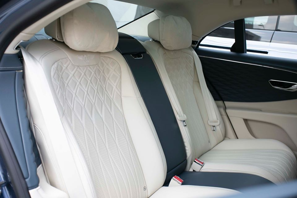 Những trang bị ti&ecirc;u chuẩn c&ograve;n lại của Bentley Flying Spur First Edition 2020 gồm c&oacute; hệ thống đ&egrave;n viền nội thất c&oacute; thể thay đổi m&agrave;u sắc, cửa sổ trời to&agrave;n cảnh Paronama cũng như r&egrave;m che nắng bằng Alcantara chỉnh điện v&agrave; tr&ugrave;ng m&agrave;u nội thất. Tất nhi&ecirc;n, danh s&aacute;ch trang bị d&agrave;nh cho Bentley Flying Spur First Edition 2020 gần như l&agrave; kh&ocirc;ng giới hạn v&igrave; c&ograve;n phụ thuộc v&agrave;o lựa chọn của kh&aacute;ch h&agrave;ng.