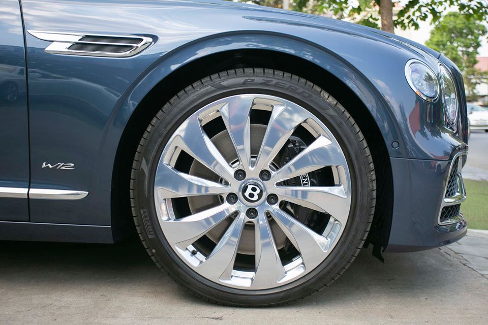 Tiếp đến, chiếc xe si&ecirc;u sang Bentley Flying Spur First Edition 2020 c&ograve;n đi k&egrave;m bộ v&agrave;nh hợp kim 22 inch, 10 chấu đơn được đ&aacute;nh b&oacute;ng cẩn thận v&agrave; do bộ phận c&aacute; nh&acirc;n ho&aacute; Mulliner thửa ri&ecirc;ng.
