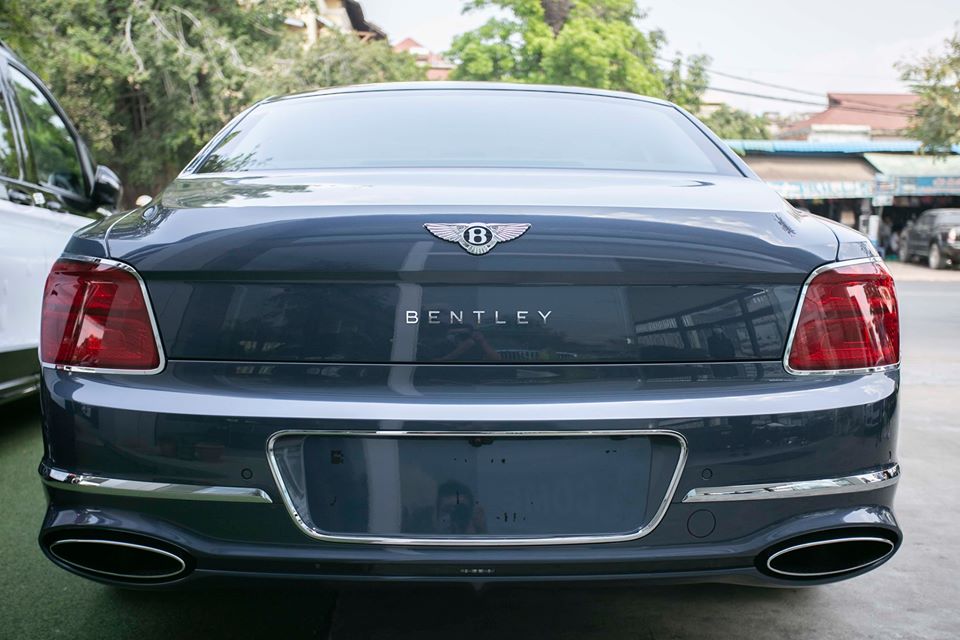 C&aacute;c đại gia Việt cũng rất m&ecirc; d&ograve;ng xe Bentley Flying Spur, v&igrave; thế, hy vọng &iacute;t nhất một chiếc Bentley Flying Spur First Edition 2020 sẽ sớm c&oacute; mặt tại thị trường Việt Nam v&agrave;o một ng&agrave;y kh&ocirc;ng xa.