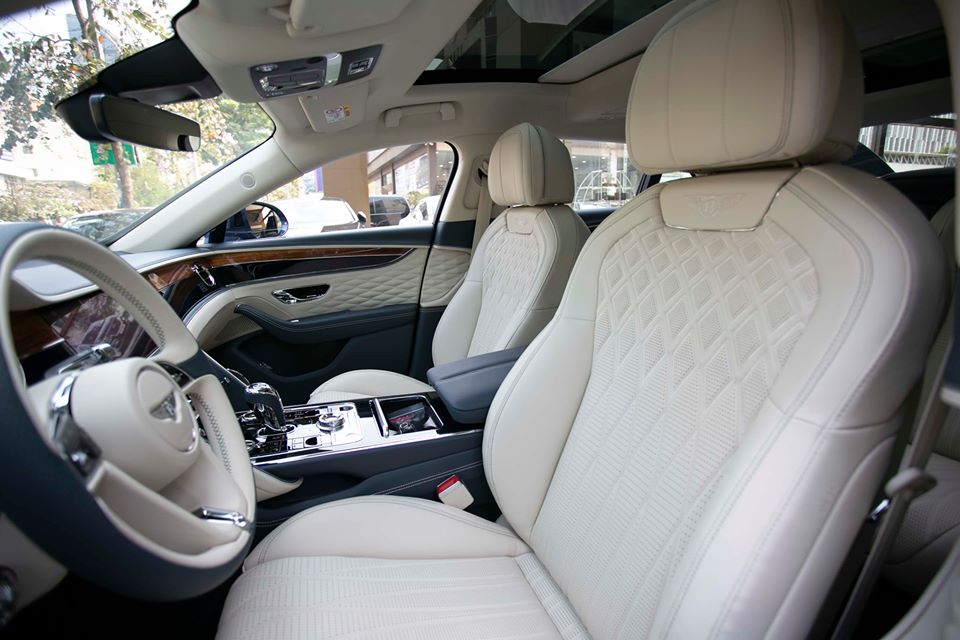 Chiếc xe si&ecirc;u sang Bentley Flying Spur First Edition 2020 đầu ti&ecirc;n cập bến Campuchia c&oacute; nội thất bọc da t&ocirc;ng m&agrave;u s&aacute;ng kết hợp da m&agrave;u xanh nhạt v&agrave; chỉ may tương phản m&agrave;u.