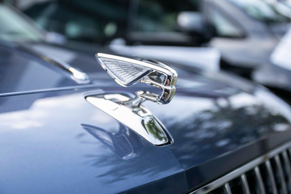 Những kh&aacute;c biệt của Bentley Flying Spur First Edition 2020 so với bản ti&ecirc;u chuẩn h&igrave;nh l&agrave; biểu tượng Flying B tr&ecirc;n nắp cap&ocirc; với đ&ocirc;i c&aacute;nh ph&aacute;t s&aacute;ng