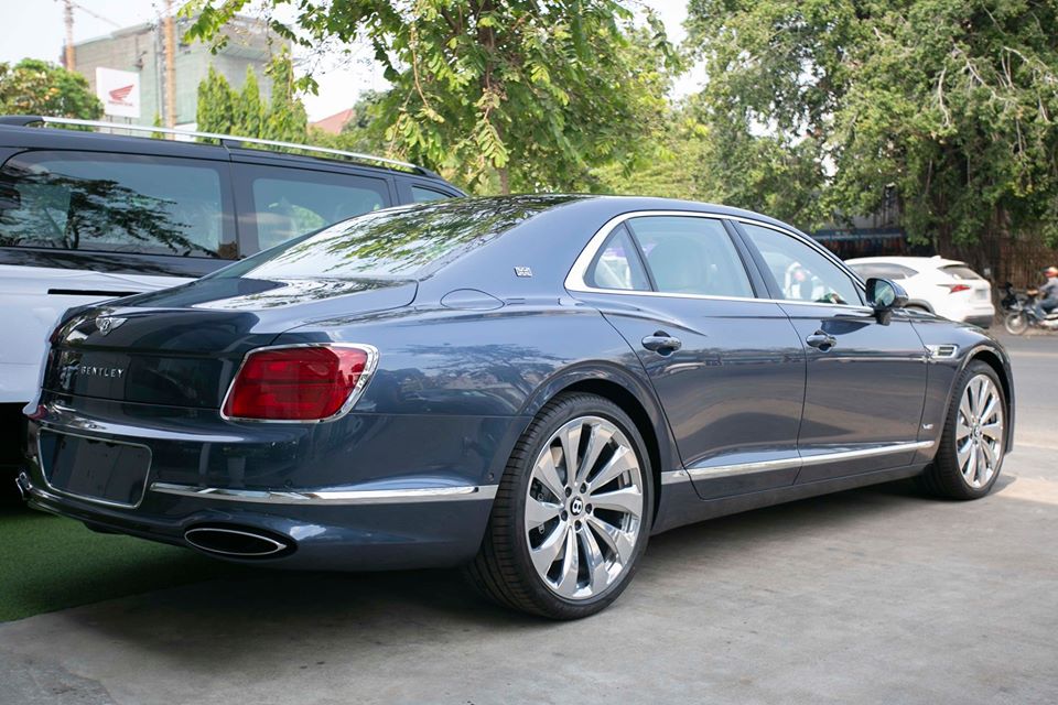 Chẳng hạn như Bentley Flying Spur First Edition 2020 sẽ c&oacute; th&ecirc;m huy hiệu First Edition để nhận biết so với bản ti&ecirc;u chuẩn, ngo&agrave;i ra l&agrave; cờ Anh xuất hiện ở cột C hay b&ecirc;n trong khoang l&aacute;i. Bản giới hạn n&agrave;y cũng đi k&egrave;m bộ v&agrave;nh hợp kim 22 inch được bộ phận Mulliner l&agrave;m ri&ecirc;ng v&agrave; nhiều chi tiết độc quyền kh&aacute;c.