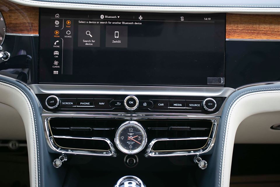 M&agrave;n h&igrave;nh xoay Bentley Rotating Display của hệ thống th&ocirc;ng tin giải tr&iacute; v&agrave; g&oacute;i an to&agrave;n Touring Specification.