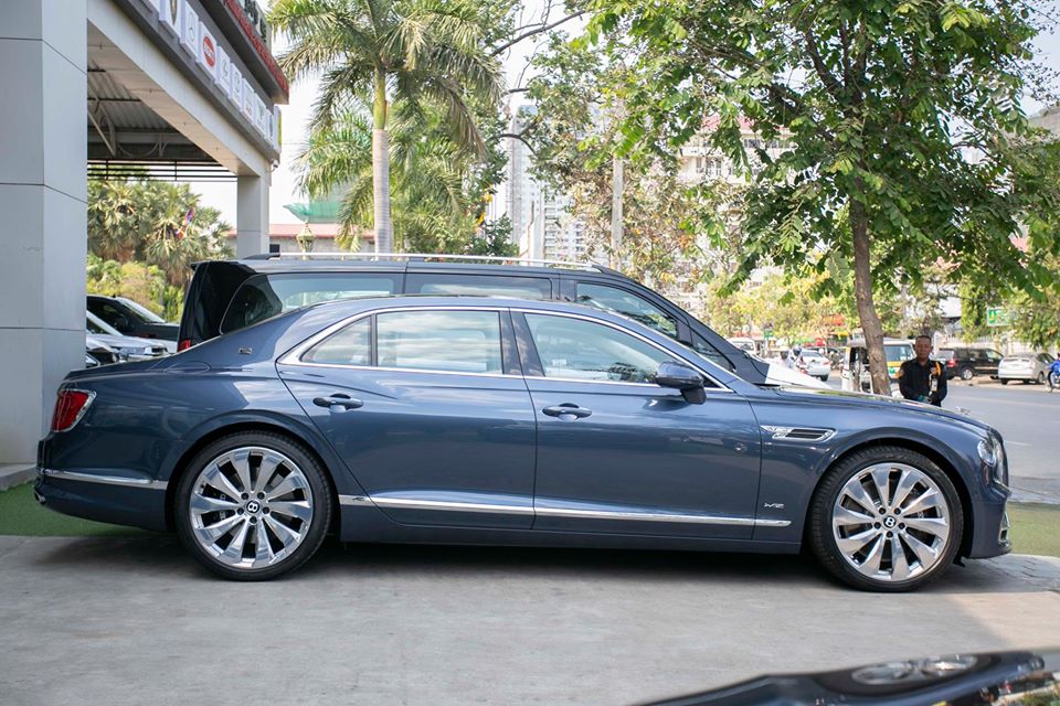 Chiếc xe đặc biệt n&agrave;y được nh&agrave; sản xuất Anh c&ocirc;ng bố tại buổi quy&ecirc;n g&oacute;p ph&ograve;ng chống AIDS của danh ca Elton John v&agrave;o th&aacute;ng 7 năm ngo&aacute;i. L&agrave; phi&ecirc;n bản giới hạn n&ecirc;n Bentley Flying Spur First Edition c&oacute; những trang bị độc quyền.