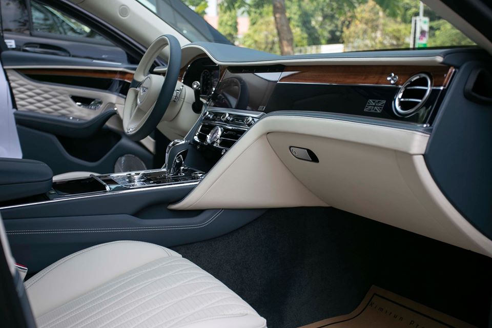 Ngo&agrave;i ra c&ograve;n kh&ocirc;ng thiếu c&aacute;c chi tiết ốp gỗ qu&yacute; hiếm tạo n&ecirc;n vẻ đẹp sang trọng cho Bentley Flying Spur First Edition 2020.