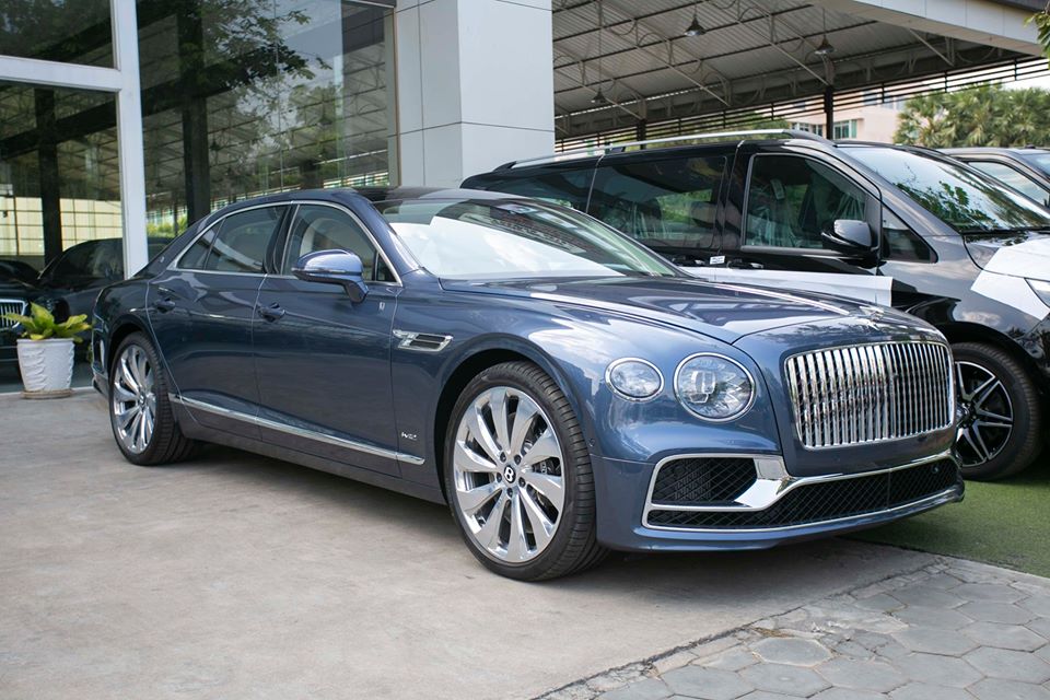 Trong đ&oacute;, gần đ&acirc;y nhất l&agrave; mẫu xe đặc biệt Bentley Flying Spur First Edition 2020, một chiếc xe đỉnh cao của sang trọng v&agrave; lịch l&atilde;m đ&atilde; c&oacute; mặt tại Campuchia khiến kh&ocirc;ng &iacute;t đại gia Việt th&egrave;m thuồng v&igrave; chưa c&oacute; chiếc n&agrave;o xuất hiện tại dải đất h&igrave;nh chữ S.