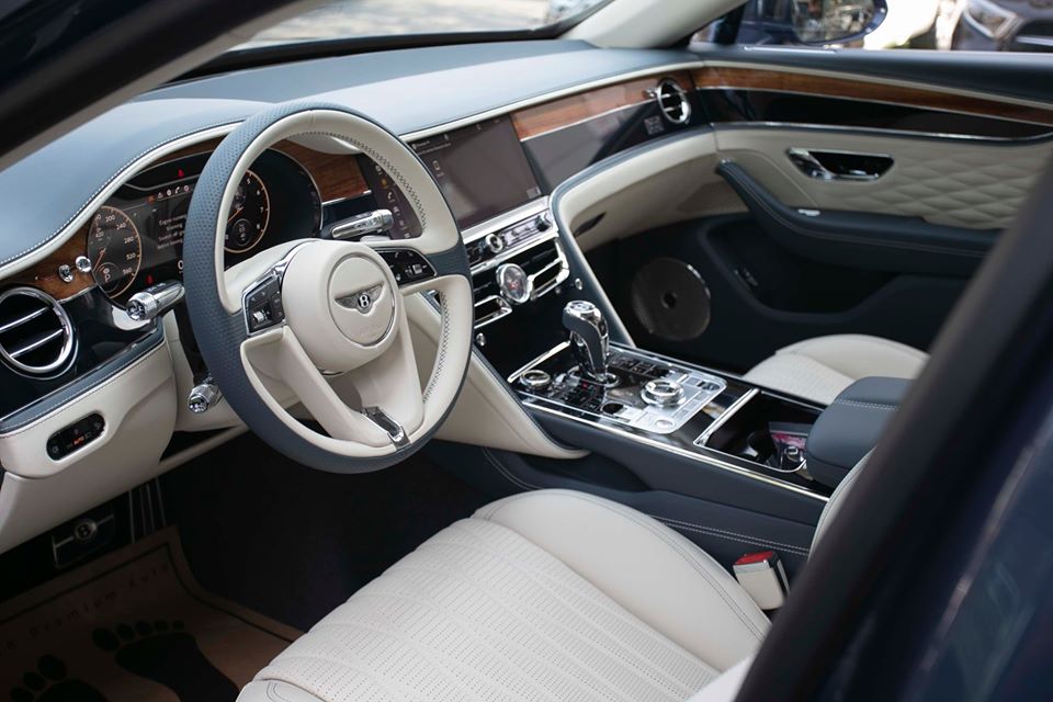 Trong đ&oacute;, g&oacute;i Touring Specification d&agrave;nh cho Bentley Flying Spur First Edition 2020 bao gồm hệ thống hỗ trợ l&agrave;n đường, quan s&aacute;t ban đ&ecirc;m, m&agrave;n h&igrave;nh hiển thị th&ocirc;ng tin k&iacute;nh l&aacute;i v&agrave; hệ thống kiểm so&aacute;t h&agrave;nh tr&igrave;nh th&iacute;ch ứng.