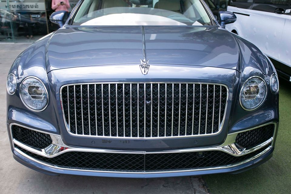 Chiếc xe si&ecirc;u sang Bentley Flying Spur First Edition 2020 đầu ti&ecirc;n cập bến Campuchia c&oacute; ngoại thất sơn m&agrave;u xanh Portofino đi k&egrave;m c&aacute;c điểm nhấn l&agrave; nhiều chi tiết được mạ cr&ocirc;m.