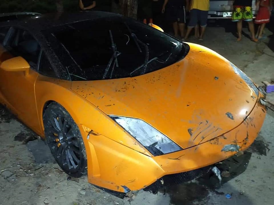 Sau hơn 3 tiếng dằm m&igrave;nh dưới nước s&ocirc;ng lạnh lẽo, chiếc si&ecirc;u xe Lamborghini Gallardo m&agrave;u cam cũng đ&atilde; được k&eacute;o l&ecirc;n bờ. Thiệt hại ban đầu cho thấy một cản va trước của xe đ&atilde; rơi ra khỏi xe. Đ&egrave;n pha bị hấp hơi nước v&agrave; c&oacute; thể nước s&ocirc;ng đ&atilde; tr&agrave;n v&agrave;o đ&acirc;y. Nắp cap&ocirc;, b&aacute;nh trước của chiếc si&ecirc;u xe Lamborghini Gallardo d&iacute;nh đầy b&ugrave;n đất.