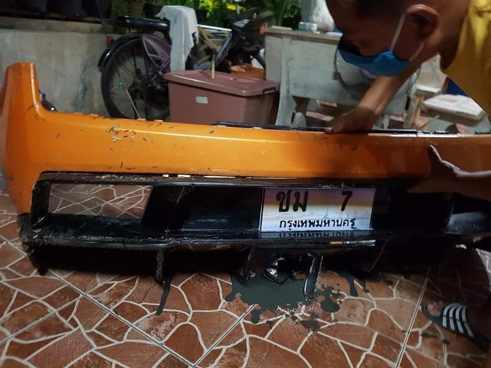 Cản va sau của chiếc si&ecirc;u xe Lamborghini Gallardo m&agrave;u cam sau khi được trục vớt từ dưới s&ocirc;ng l&ecirc;n. C&oacute; thể thấy l&agrave; cản va sau của xe d&iacute;nh đầy b&ugrave;n đất.