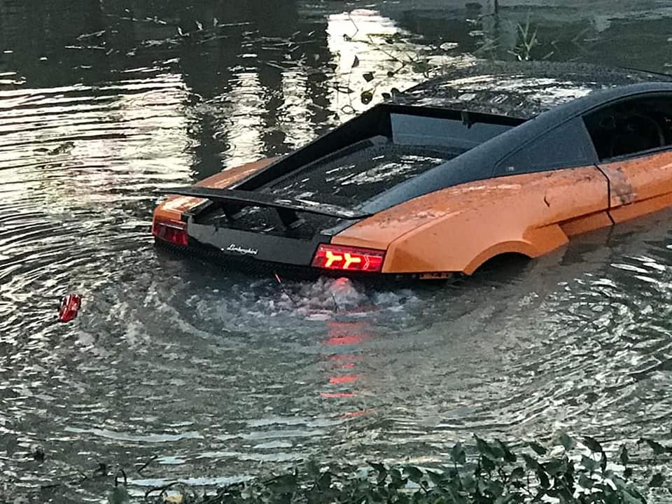 H&igrave;nh ảnh chiếc si&ecirc;u xe Lamborghini Gallardo m&agrave;u cam tắm s&ocirc;ng tại Th&aacute;i Lan v&agrave;o chiều qua đ&atilde; g&acirc;y sốc giới m&ecirc; xe nước n&agrave;y. C&oacute; thể thấy một mảnh vỡ của đ&egrave;n hậu đang tr&ocirc;i tr&ecirc;n s&ocirc;ng. Nhiều nguồn tin cho rằng, t&agrave;i xế chiếc si&ecirc;u xe đ&atilde; hạ cửa k&iacute;nh, tr&egrave;o ra v&agrave; lội v&agrave;o bờ.