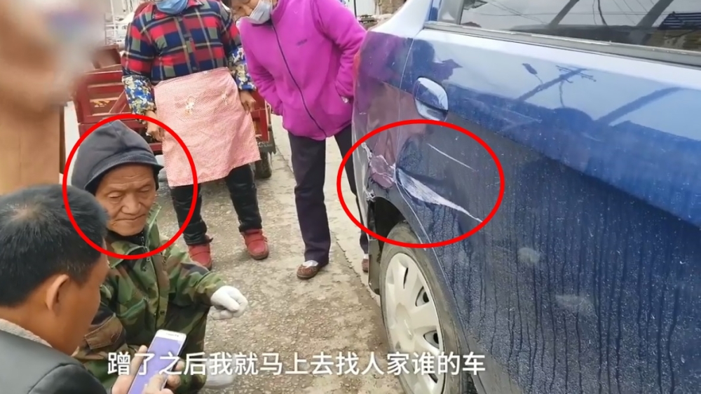 &Ocirc;ng l&atilde;o c&ugrave;ng chiếc &ocirc; t&ocirc; m&agrave;u xanh