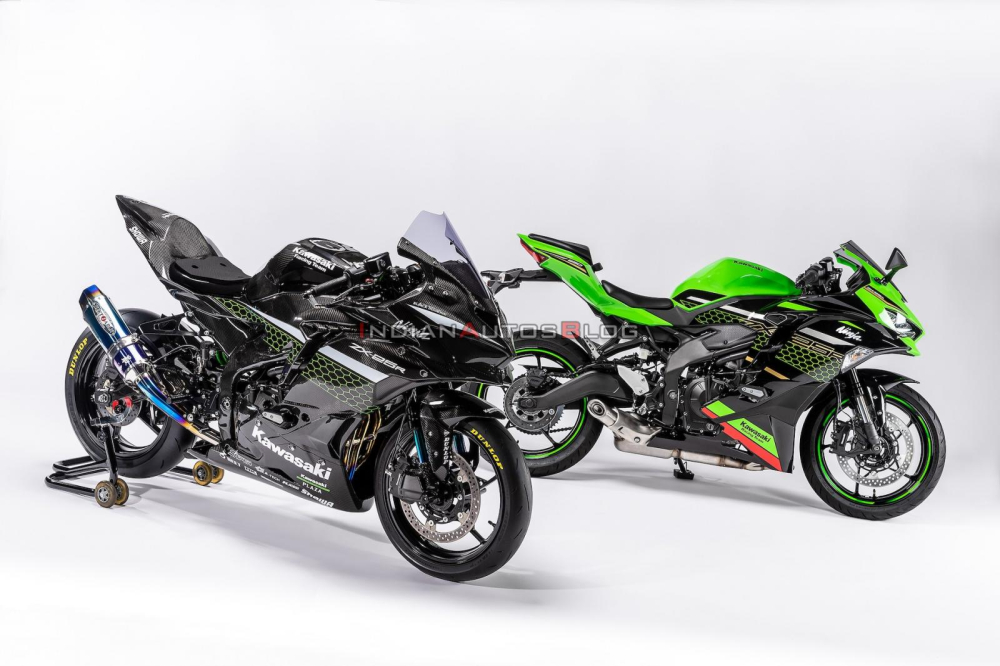 Bản đua Kawasaki ZX-25R OMR Edition m&agrave;u đen&nbsp;b&ecirc;n cạnh chiếc xe nguy&ecirc;n bản