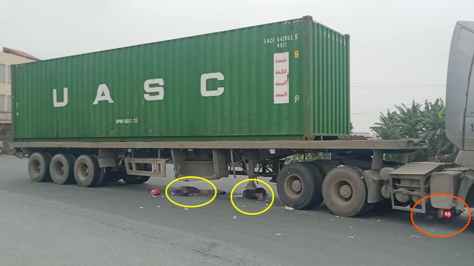 Tại hiện trường xe m&aacute;y nằm ở phần đầu xe Container, 2 nạn nh&acirc;n nằm ở trong gầm xe container.