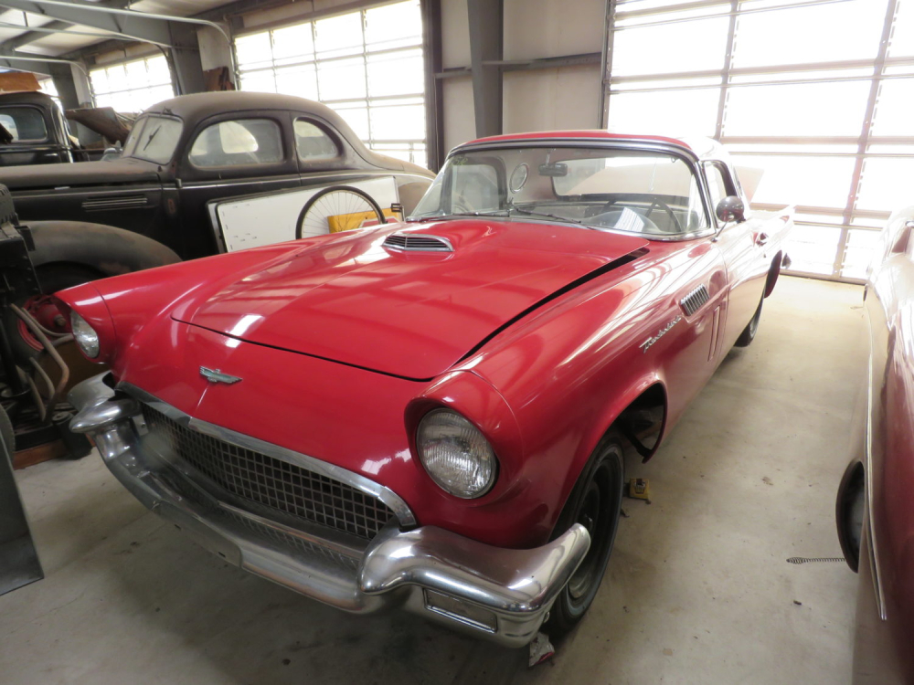 Một chiếc xe màu đỏ khác nhưng mang thương hiệu Ford Thunderbird