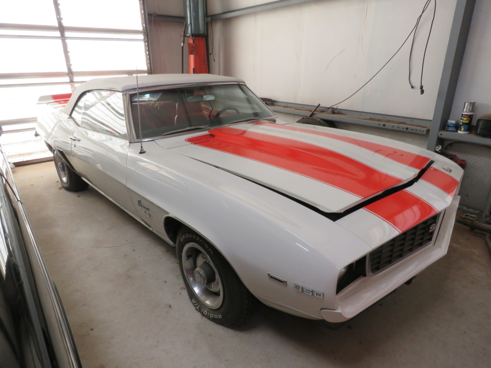 Chiếc Chevrolet Camaro sơn màu trắng phối sọc đỏ