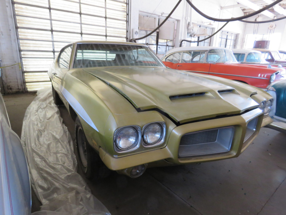 Chiếc Pontiac GTO 1972 sơn màu xanh nhám