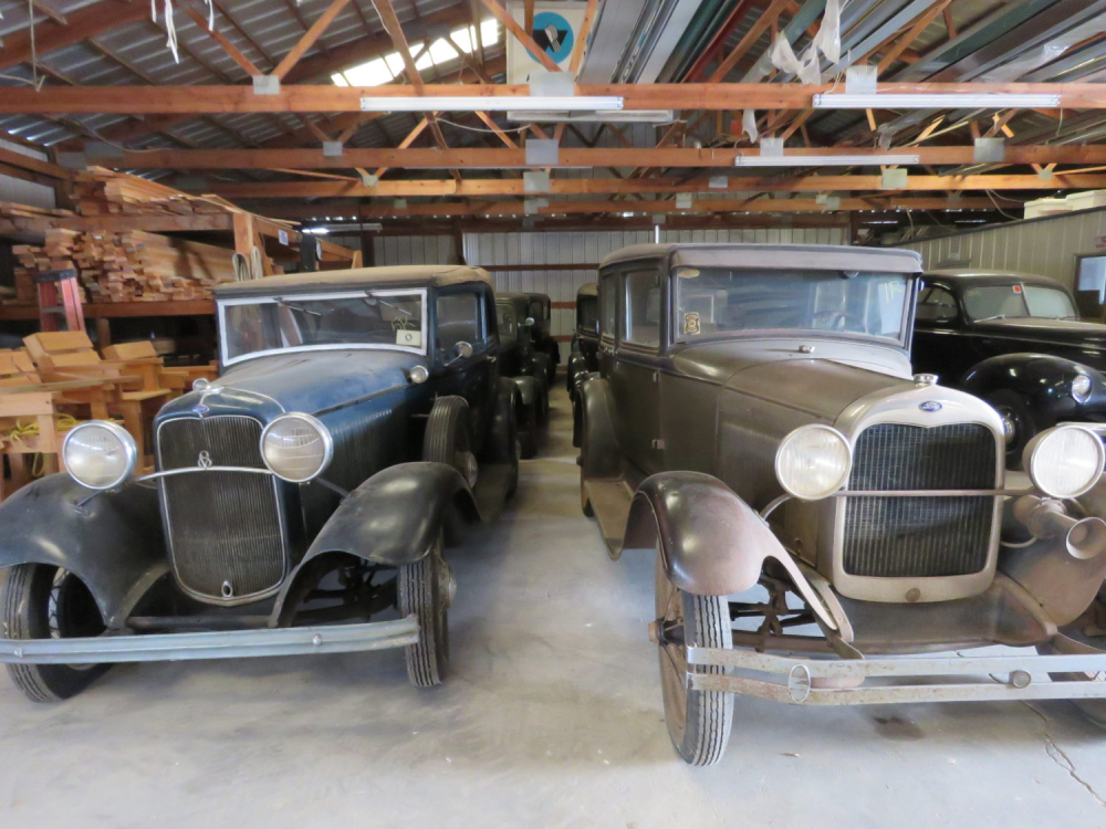 Trong bộ sưu tập này có khoảng 20 chiếc Ford đời 1932
