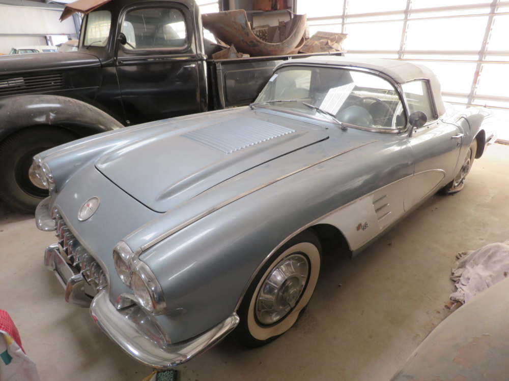 Một chiếc Chevrolet Corvette mui trần